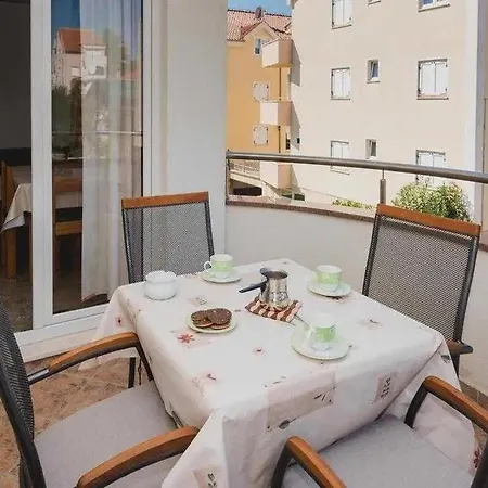 Flat With Balcony Near Vodice Daire